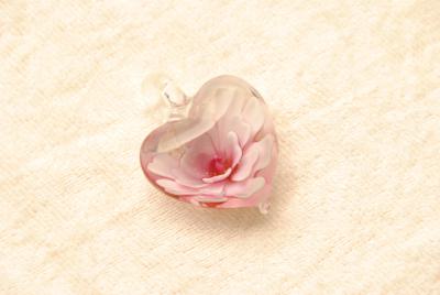 Schmuck aus Muranoglas Herz Anhänger mit  rosa Rose