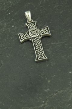 Kreuz mit Knotenmuster, Halsketten Anhänger aus Edelstahl